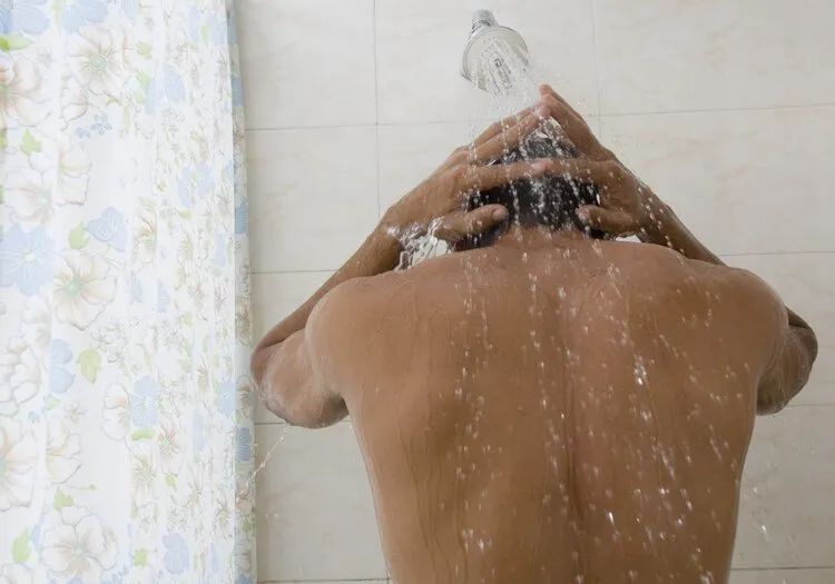 夏天男人经常洗冷水澡可以更“强壮”？